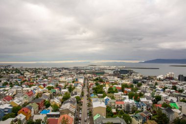 Reykjavik, İzlanda, Temmuz 2019: evler ve Skolavordustigur manzaralı gökyüzü ve şehir manzarası