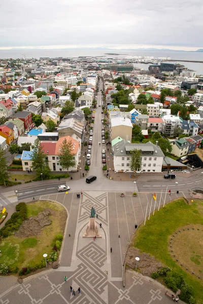 Reykjavik, İzlanda, Temmuz 2019: evler ve Skolavordustigur manzaralı gökyüzü ve şehir manzarası