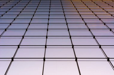 İş geçmişi, camdan duvar, ofis binası, metal çerçeveli pencereler, canlı renkler mavi, morumsu ve turuncu
