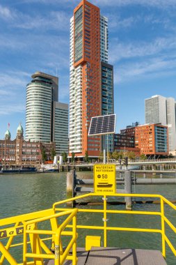 Rotterdam, Hollanda, Eylül 2019: Gökdelenleri, Landverhuizersplein, Montevideo Kulesi, Rijnhavenbrug ve ünlü otel New York ile Wilhelminapier 'e bakın