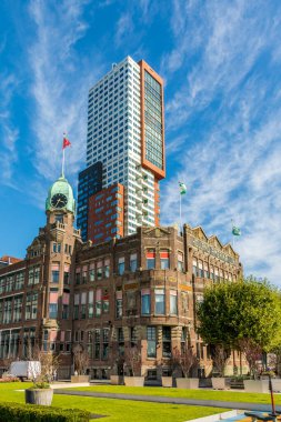 Rotterdam, Wilhelminapier, Hollanda, Eylül 2019: Arka planda yükselen Montevideo kulesi ile ünlü New York Oteli.
