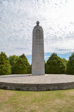 Langemark, Belçika, Ağustos 2018: Düşünceli Asker Saint Julien Memorial 'da. Kanada 1. Dünya Savaşı anıtı