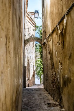 Caceres, İspanya, Nisan 2017: İspanya 'nın tarihi Caceres, Extremadura kentinin dar sokakları ve sokakları.