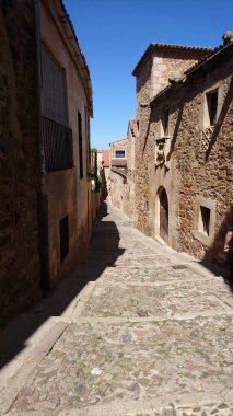 Caceres, İspanya, Nisan 2017: İspanya 'nın tarihi Caceres, Extremadura kentinin dar sokakları ve sokakları.