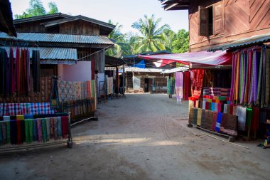Luang Prabang, Laos, Aralık 2011: Luang Prabang, Laos 'taki Laos ipek pazarı