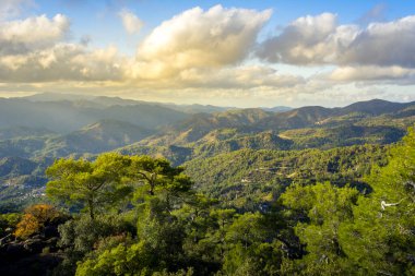Troodos dağlarındaki Pano Platres, Kıbrıs. Seyahat ve turizm.