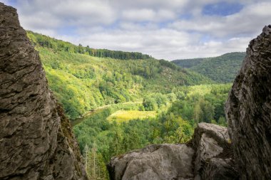 Bouillon, Wallonia, Belçika 'da Les Echelles de Rochehaut yürüyüşü sırasında manzara ve manzara