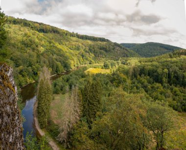Bouillon, Wallonia, Belçika 'da Les Echelles de Rochehaut yürüyüşü sırasında manzara ve manzara