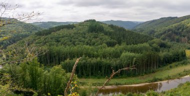 Semois nehrinin kıvrımlarından ve kıvrımlarından biri, Bouillon bölgesi, Rochehaut yakınlarında, Les Echelles veya laddertjeswandeling yürüyüşünde görüldüğü gibi