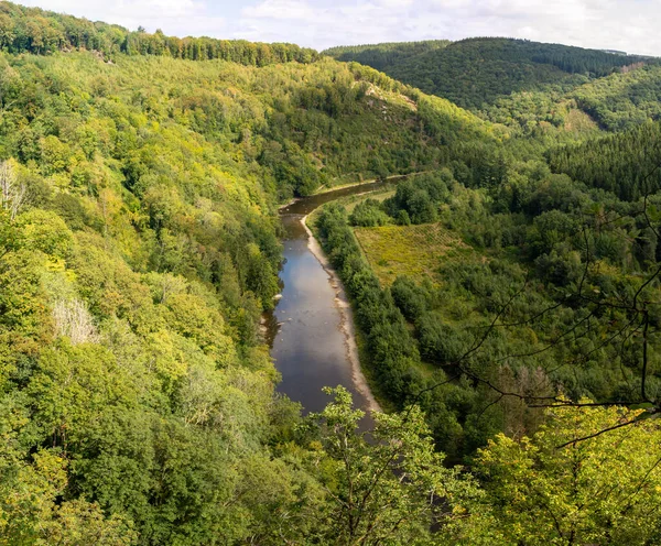 Semois nehri, Bouillon bölgesi, Rochehaut 'a yakın, Les Echelles ya da laddertjeswandeling yürüyüşünde görüldüğü gibi. Wallonia, Belçika 'da doğa ve manzara