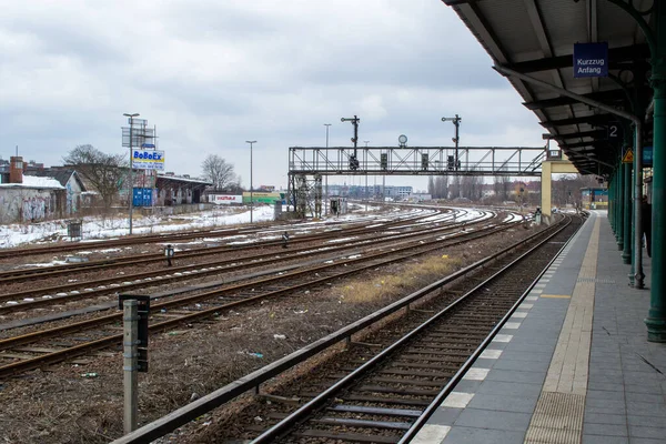ベルリン ドイツ 2013年2月 空のトラックとプラットフォームを持つドイツ ベルリンの鉄道プラットフォームの冬のシーン — ストック写真