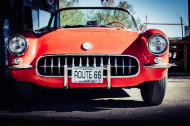 Hackberry, ABD, Kasım 2013: Chevrolet Corvette C150 'nin dışı, üstü açılabilir, direksiyon ve koltuklar, 66 nolu yolda tamamen restore edildi.