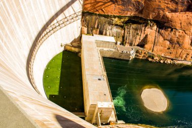 Powell Gölü, Page, Arizona Kasım 2013: Colorado Nehri 'nde elektrik üretimi için kullanılan Glen Kanyonu' nun yüksek açılı manzarası