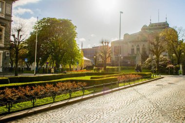 Bergen, Norveç, Mayıs 2015: Baharın güneşli bir gününde Norveç 'in Bergen kentindeki Ulusal Sahne veya Den Ulusal Sahnesi