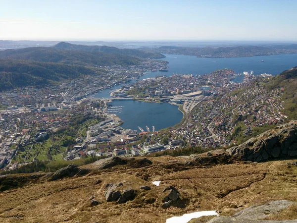 挪威卑尔根市的空中和高角度景观 包括各区和周围的水 城市景观和天际线 — 图库照片