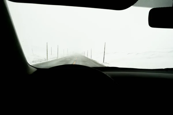 Внутренняя Точка Зрения Автомобиля Дорогу Очищена Снега Льда Нагромождена Обочине — стоковое фото