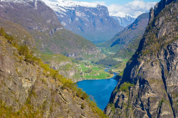 Widok Norweski Fiord Wsi Oddali Patrząc Przez Skały Góry Turystyka — Zdjęcie stockowe