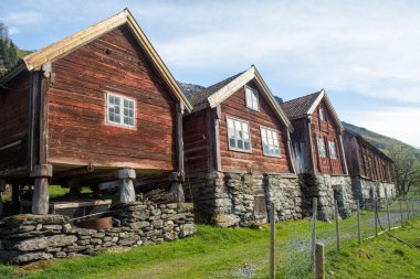Otternes, Norveç, Mayıs 2015: Flam, Aurland, Norveç yakınlarındaki küçük Otternes köyünün tarihi sıra evlerinin manzarası