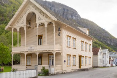Laerdal, Sogn og Fjordane, Norveç, Mayıs 2015: Laerdal 'daki Lindstrom Oteli veya Norveç' teki Laerdalsoyri Oteli