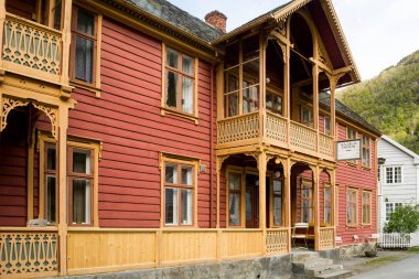 Laerdal, Sogn og Fjordane, Norveç, Mayıs 2015: Norveç 'te Laerdal veya Laerdalsoy' un tipik ve tarihi evleriyle sokak sahnesi