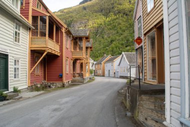 Laerdal, Sogn og Fjordane, Norveç, Mayıs 2015: Norveç 'te Laerdal veya Laerdalsoy' un tipik ve tarihi evleriyle sokak sahnesi