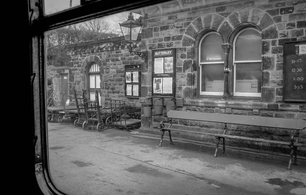 Butterley 駅で列車の窓を通して見る — ストック写真