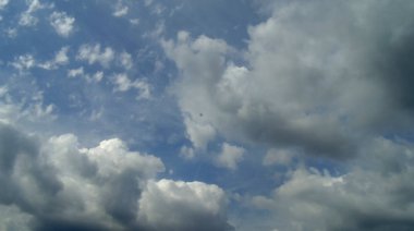 Doğa arka plan. Beyaz bulutlar gökyüzünde