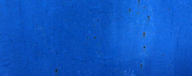 Duvar yüzeyinde eski çatlak mavi boya. Soyut mavi doku arkaplanı