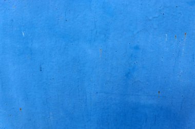 Mavi boyalı mavi bir çatlak duvar. Soyut mavi duvar arkaplanı