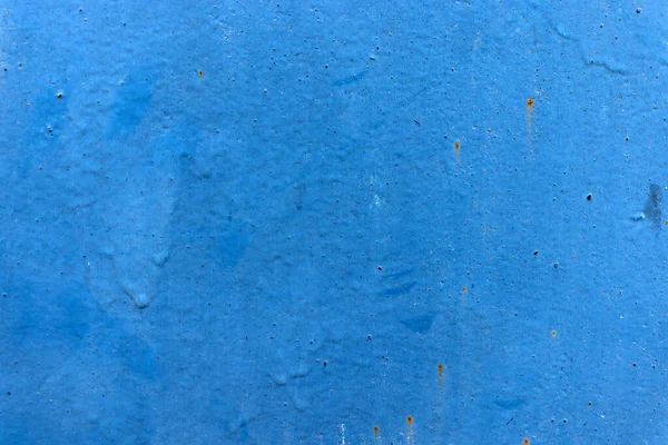 Mavi boya dokusu. Çatlak kuru boyalı eski bir duvar arkaplanı