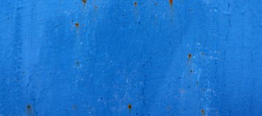 Soyut çatlak ve çatlamış demir paslı duvar ve mavi kuru boya