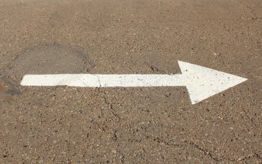 Asfalt yolda sağa doğru beyaz işaretçi çiz