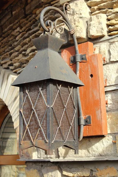 Taş duvarda asılı sokak dekoratif feneri