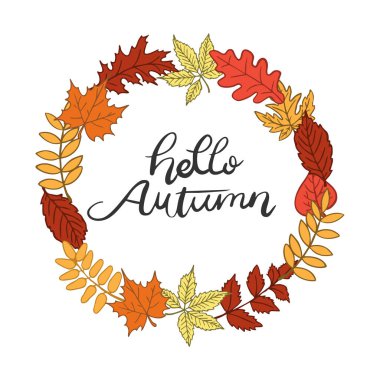 Elle çizilmiş Hello Autumn harfleri beyaz arka planda çeşitli sonbahar yapraklarından oluşan canlı bir çelenkle çevrelenmiş.