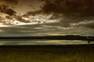 Tuz madenleri üzerinde gün batımında çok renkli bulutların manzara. Karadeniz yakınlarında, Burgaz ve Pomorie arasında, Bulgaristan.