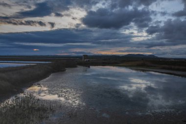 Tuz bataklıklarında gün batımında bulutlu gökyüzünün yansımaları. Karadeniz, Burgaz ve Pomorie tatil köyü arasında, Bulgaristan.