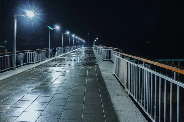 Bir siluet ile mavi gece sahnesi. Pomorie limanındaki köprü, Bulgaristan.