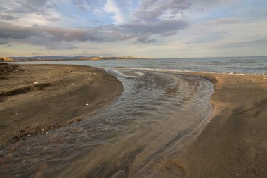 Küçük bir Nehir, lazily denizine akar. Karadeniz, Burgaz ve Pomorie tatil köyü arasında, Bulgaristan.