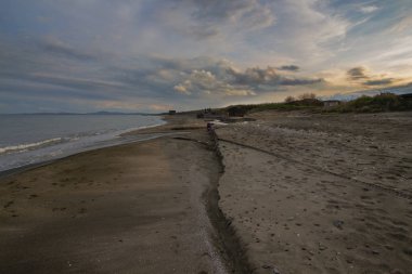 Gün batımında deniz manzarası. Karadeniz, Burgaz ve Pomorie arasında, Bulgaristan.