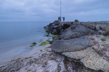 Yağmur altında Mavi Saat'te deniz manzarası. Karadeniz kıyısından. Pomorie tatil köyü, Bulgaristan.