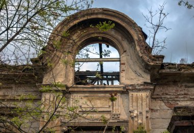 Bir kültür abidesi ilan edilmiş yıkık bir evin parçası. Filibe Bulgaristan.