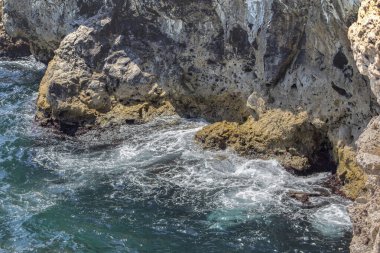 Deniz Burnu. Tyulenovo 'daki renkli kaya kitleleri - Kuzey Karadeniz kıyısındaki en pitoresk ama aynı zamanda tehlikeli yerlerden biri olan Bulgaristan' ın.