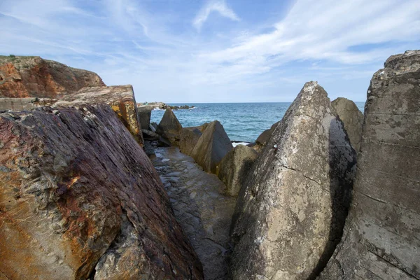 Paesaggio Marino Sentiero Pietra Tra Enormi Blocchi Cemento Bolata Beach — Foto Stock