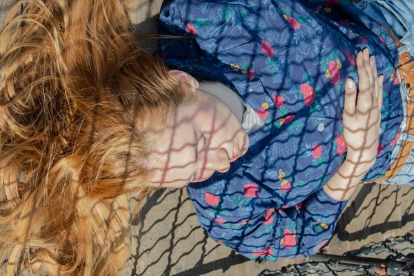  Fotoğraf oturumu Özgürlük. Köprüdeki kız. Gölgelerden oluşan bir şebeke. - Yakın çekim. Pasarel Barajı, Bulgaristan.