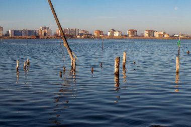 Şehrin kuzeyinde yer alan Pomorie Salt Lake 'in bir kıyı lagünü. Pomorie tatil beldesi, Bulgaristan.