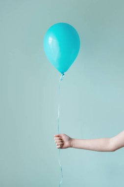 el tek yeşil balon tutarak