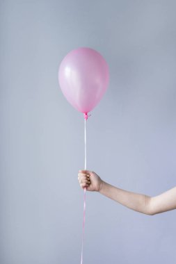 el tek pembe balon tutarak