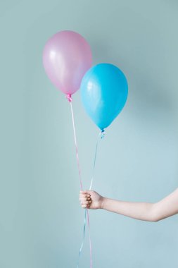 el iki balon tutan