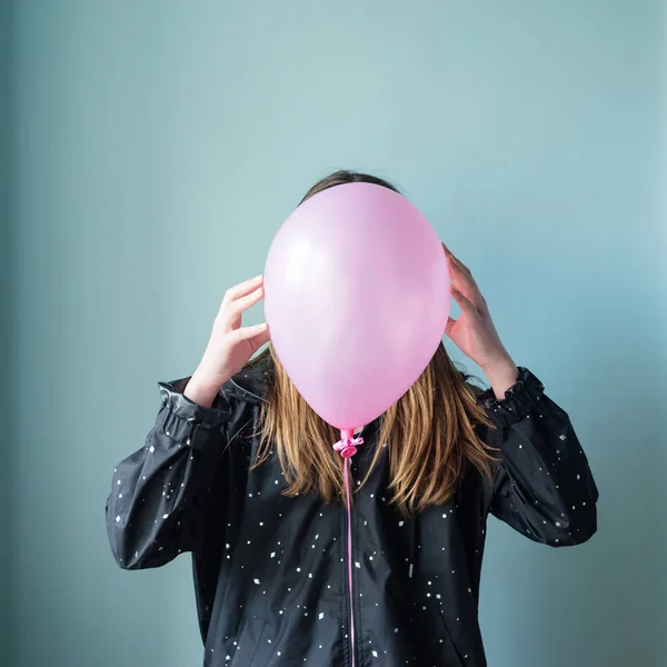 Έφηβος κορίτσι με ροζ μπαλόνι πάνω από το πρόσωπό της — Φωτογραφία Αρχείου
