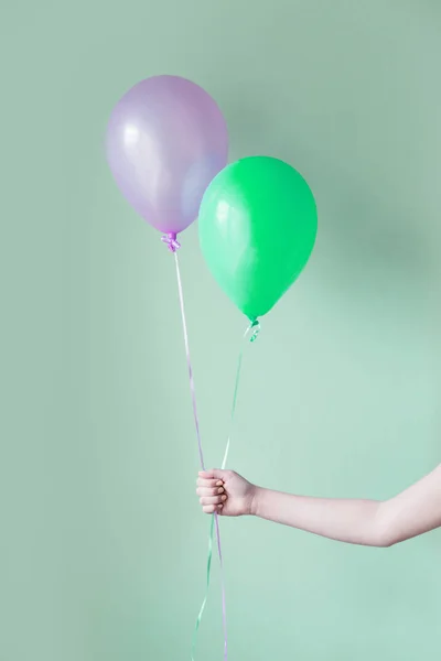 Hand houden van twee ballonnen — Stockfoto